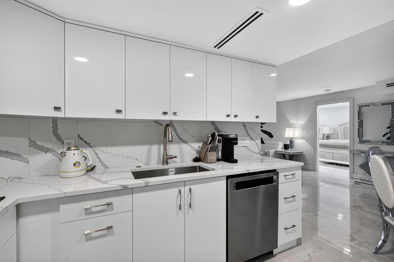 5225 Collins Avenue 1408 photo 9