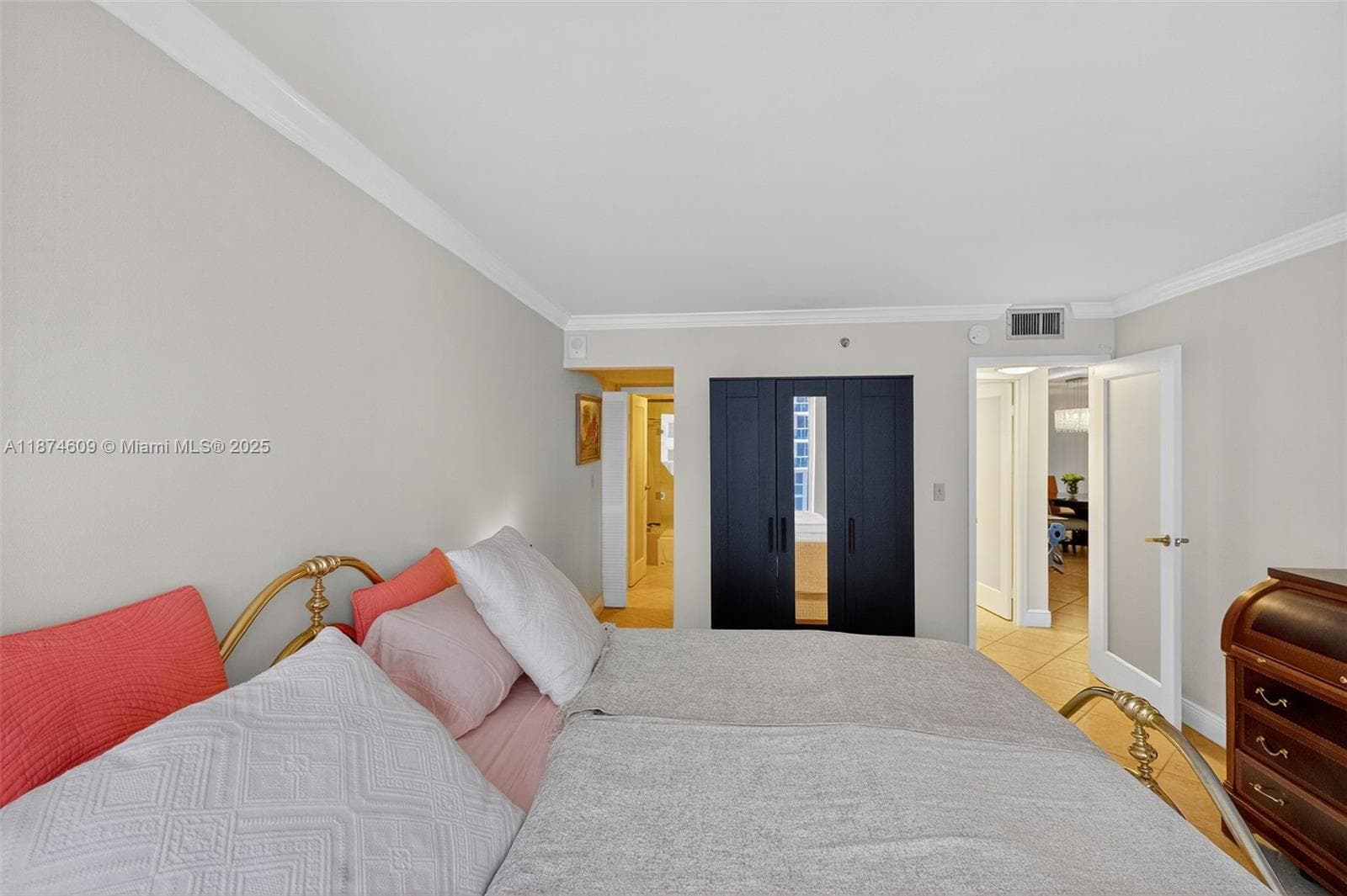 2401 Collins Ave 1005 photo 11