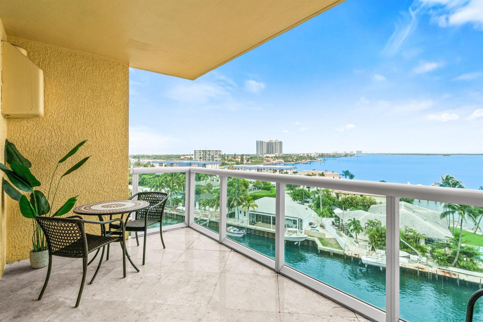 2650 Lake Shore Drive 703 photo 2