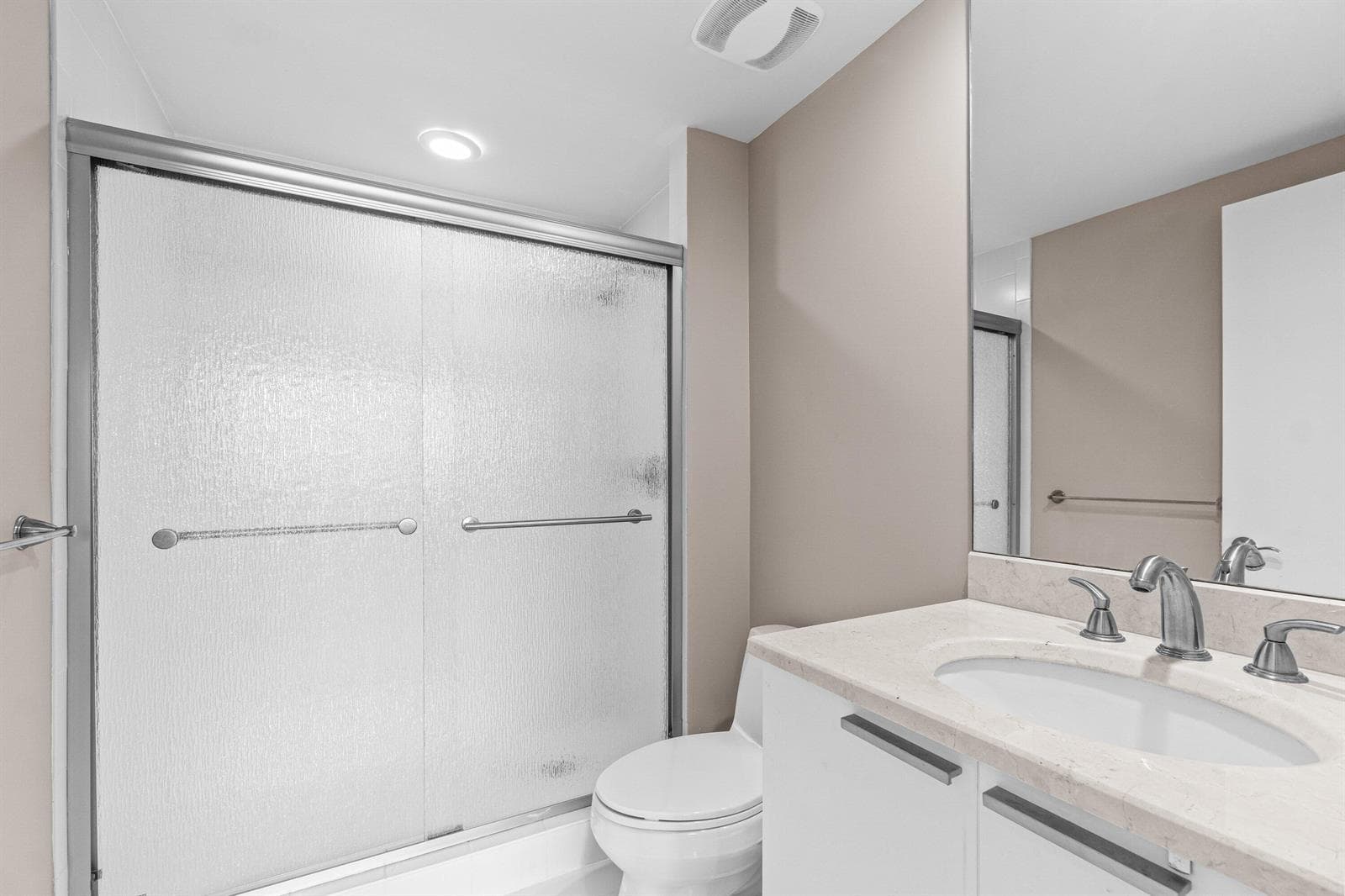 2650 Lake Shore Drive 703 photo 24