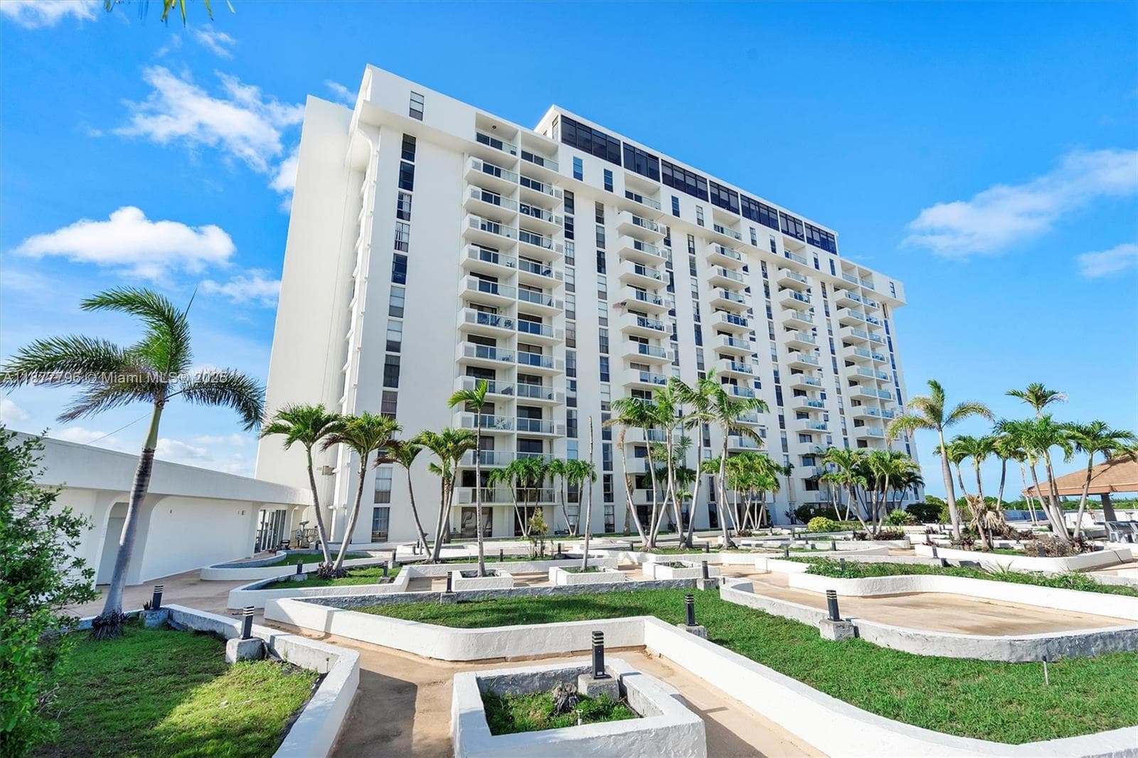 13499 Biscayne Blvd 602 photo 1