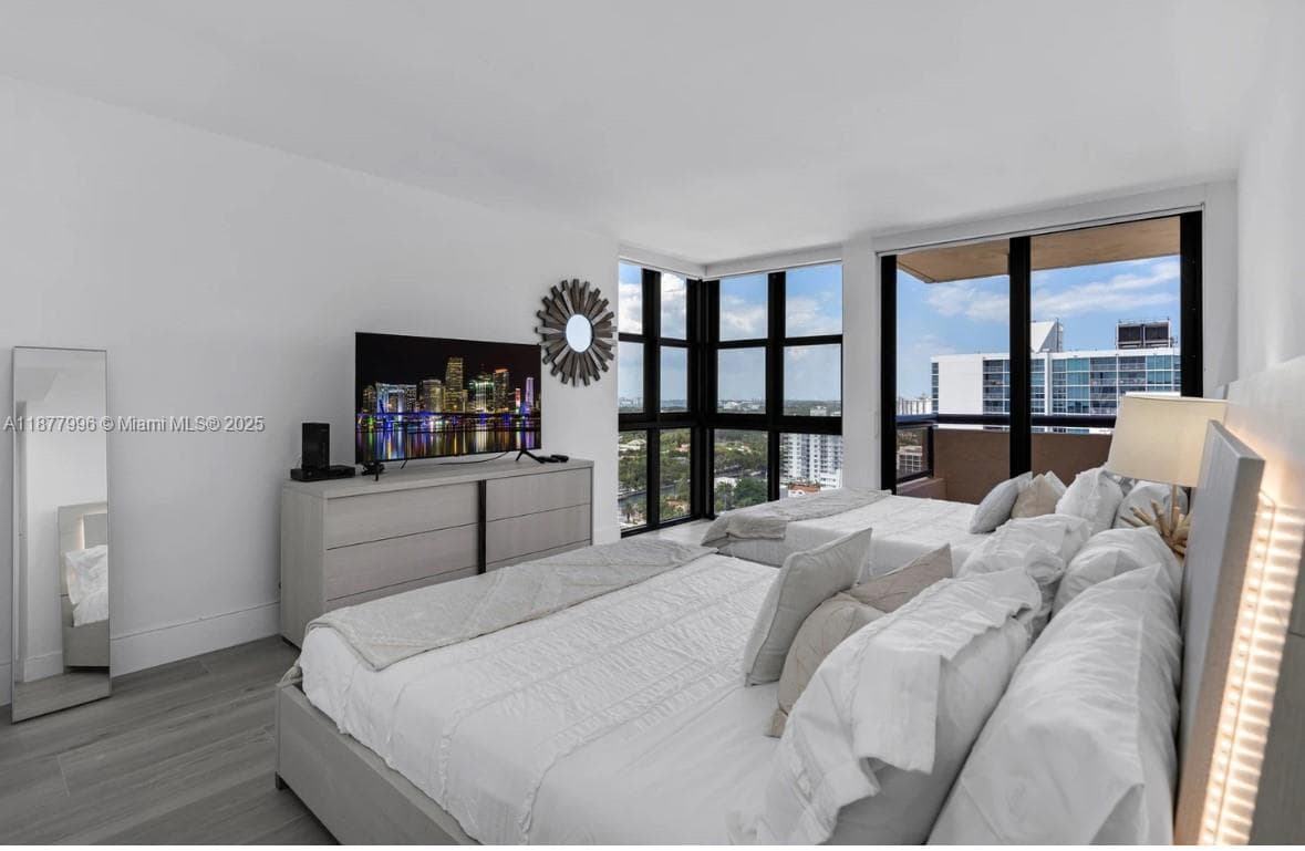 2555 Collins Ave 2200 photo 23