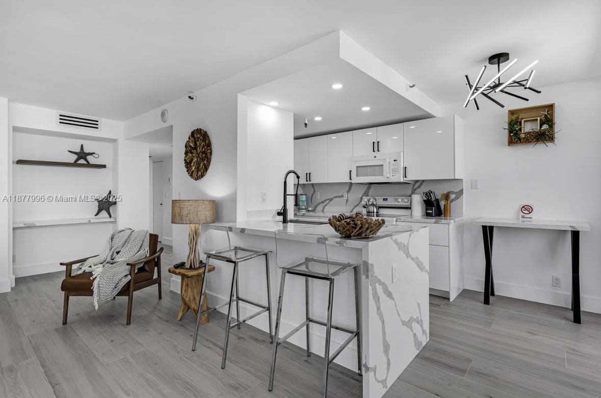 2555 Collins Ave 2200 photo 19