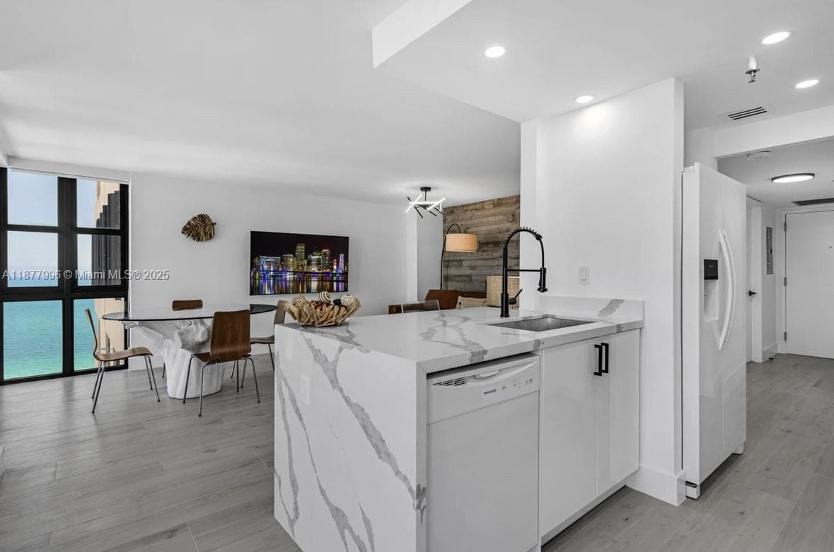 2555 Collins Ave 2200 photo 21