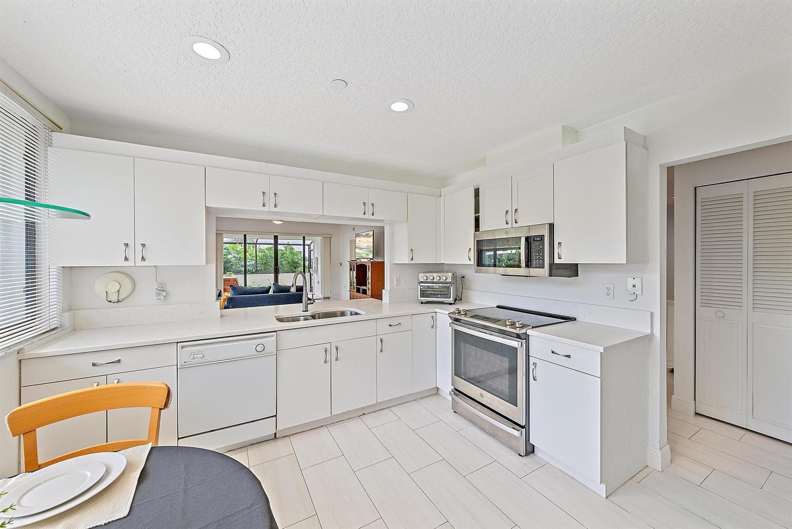 811 Oak Harbour Drive photo 4