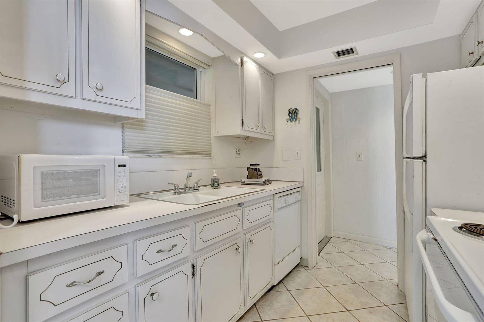 1069 Hillsboro Mile, Unit 705 photo 6