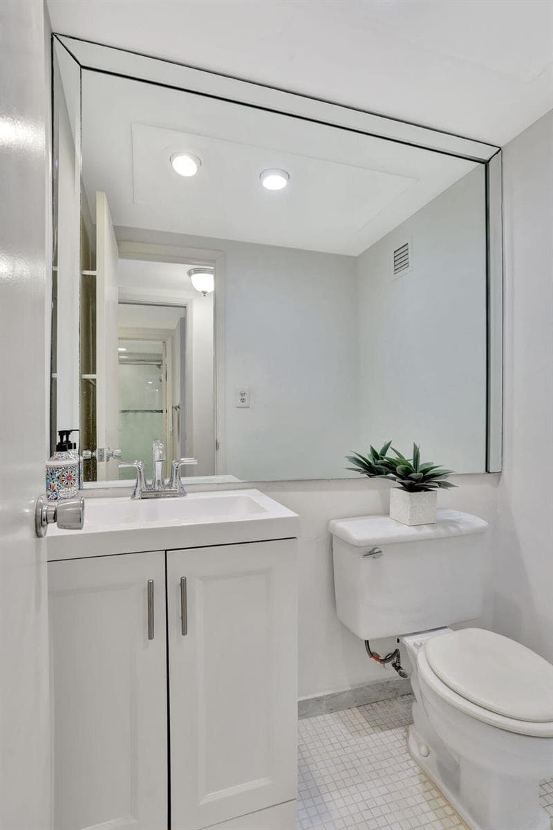 1069 Hillsboro Mile, Unit 705 photo 8