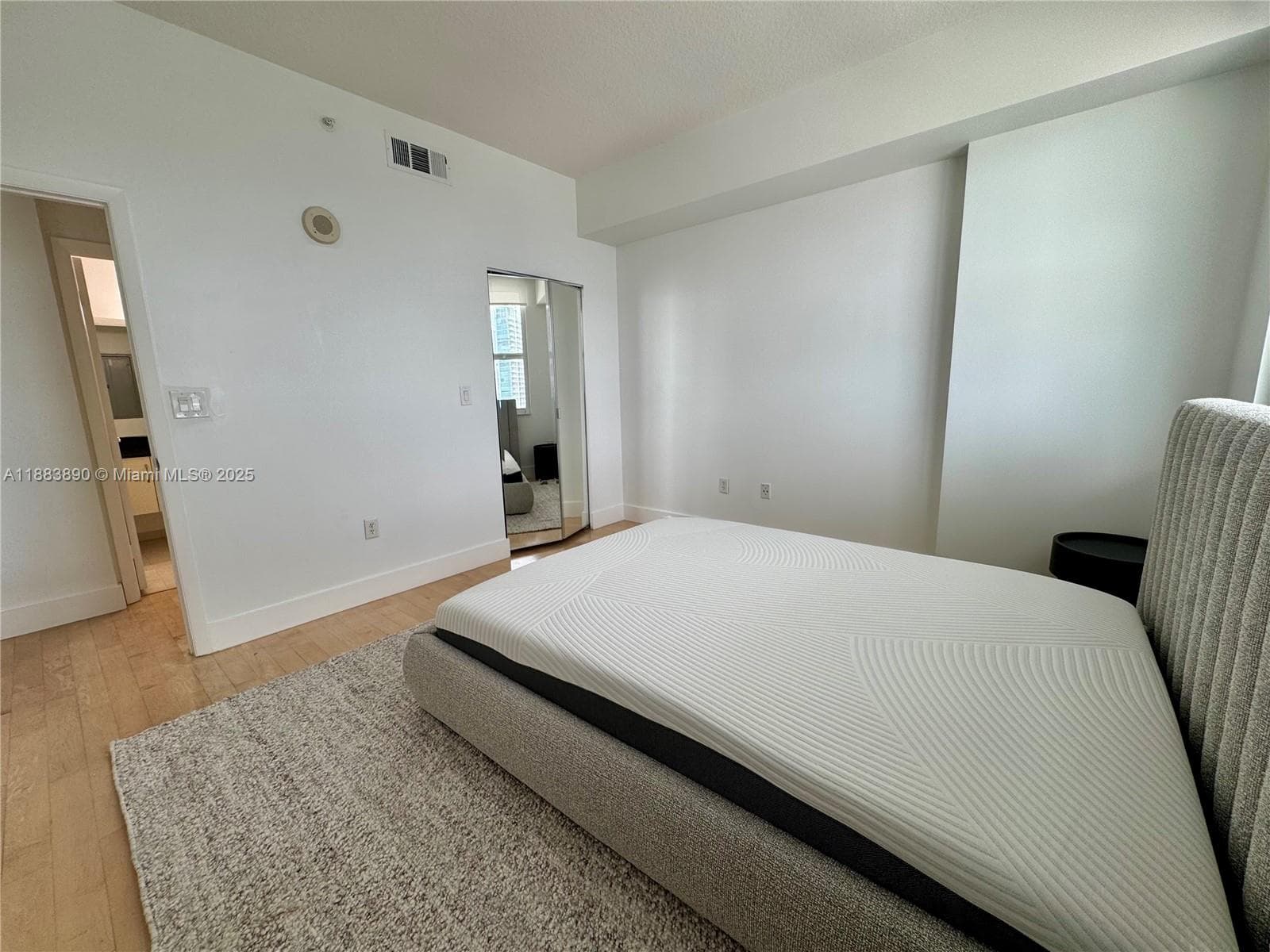 31 SE 5th St 3817 photo 12