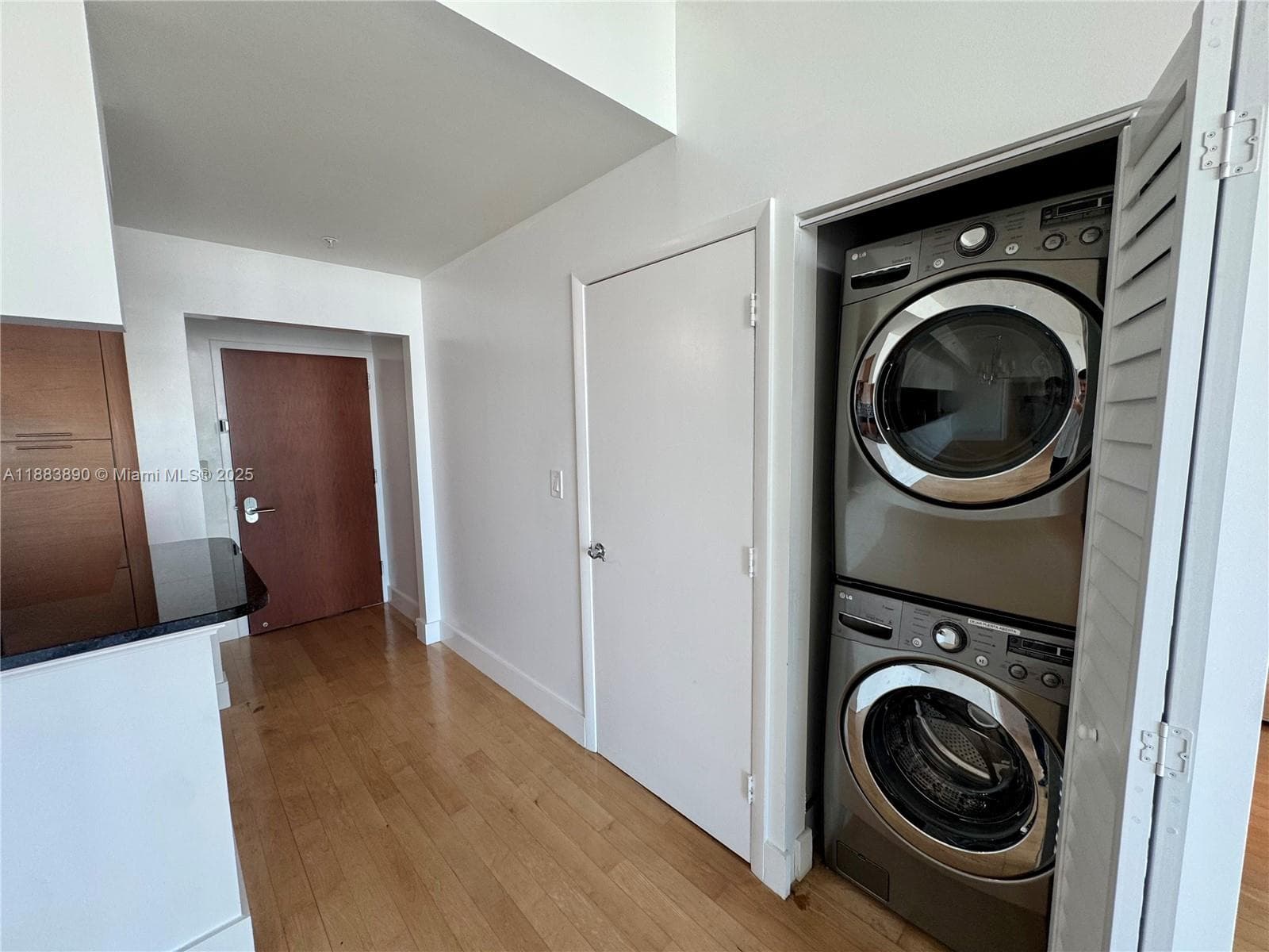 31 SE 5th St 3817 photo 8
