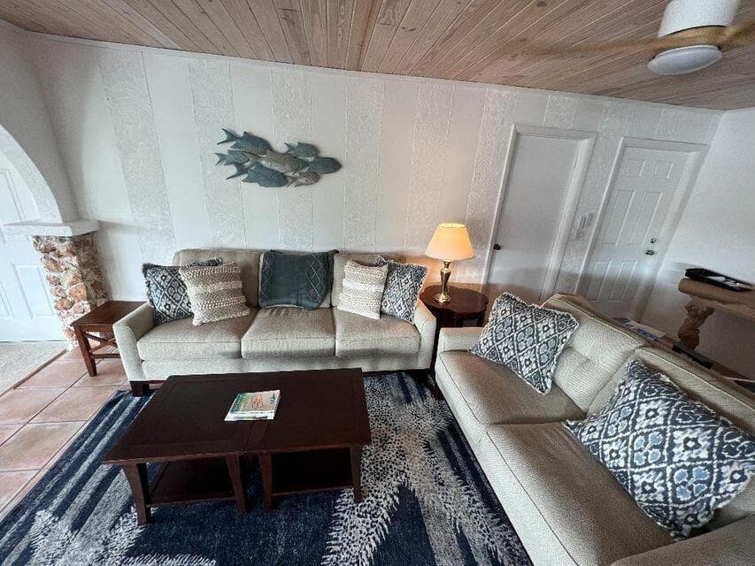 1540 Lantana Lane photo 2