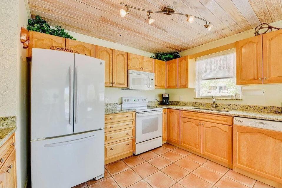 1540 Lantana Lane photo 4