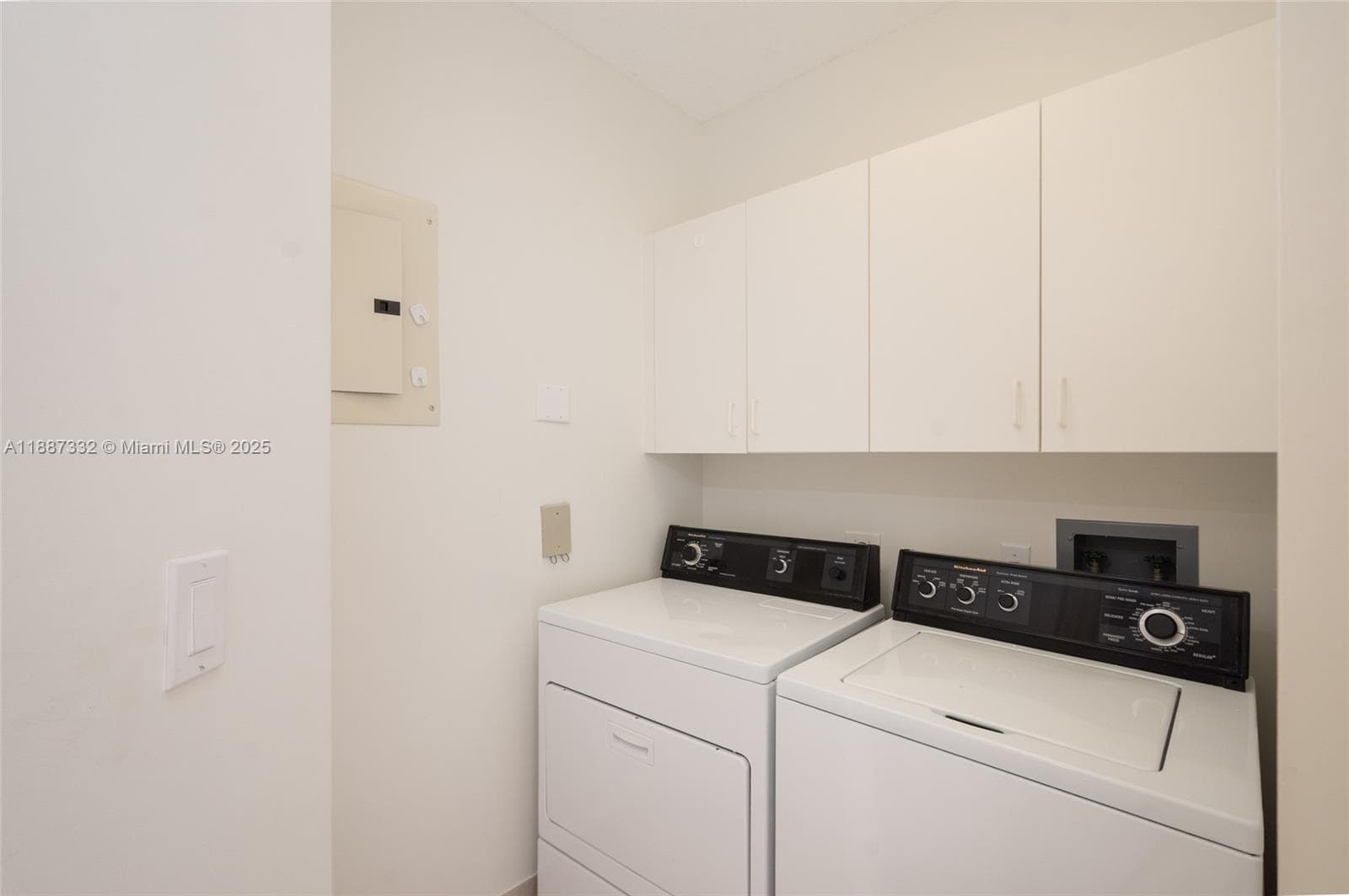 2000 Island Blvd 1002 photo 17