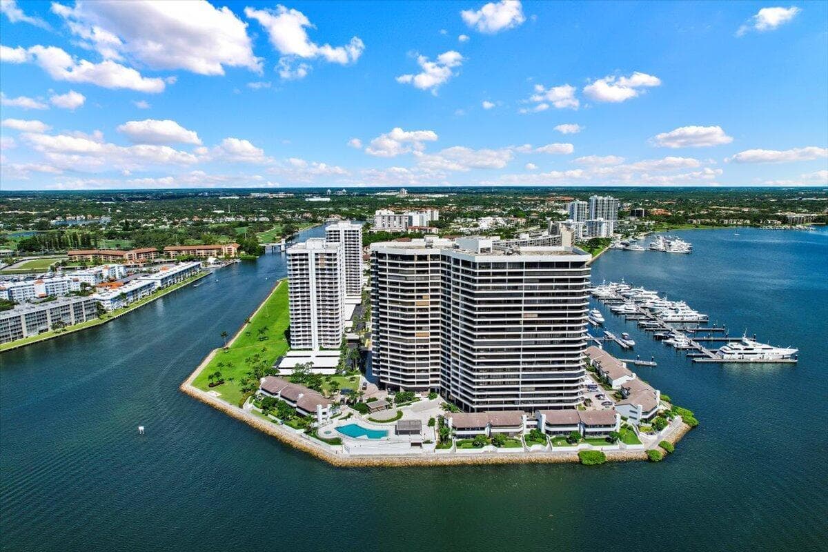 100 Lakeshore Drive 1854 photo 1