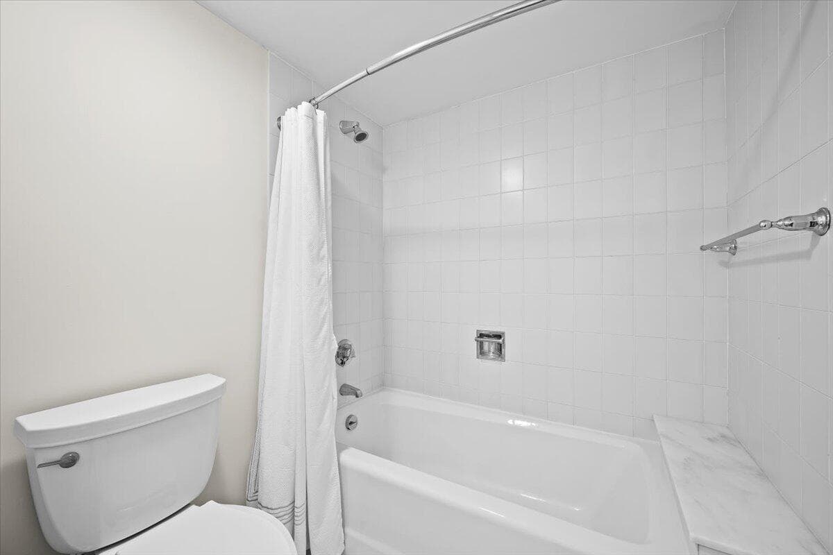 100 Lakeshore Drive 1854 photo 24
