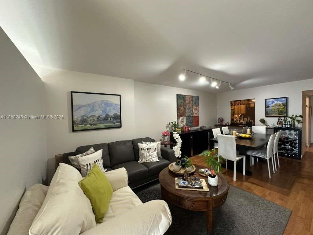 1000 Parkview Dr 627 photo 4