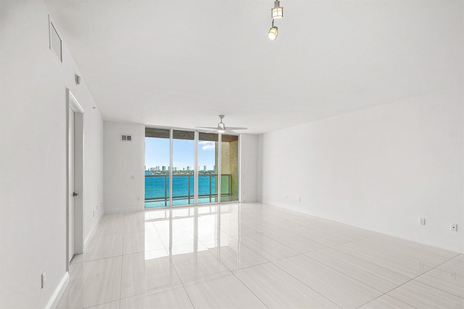 2650 Lake Shore Drive 1005 photo 5