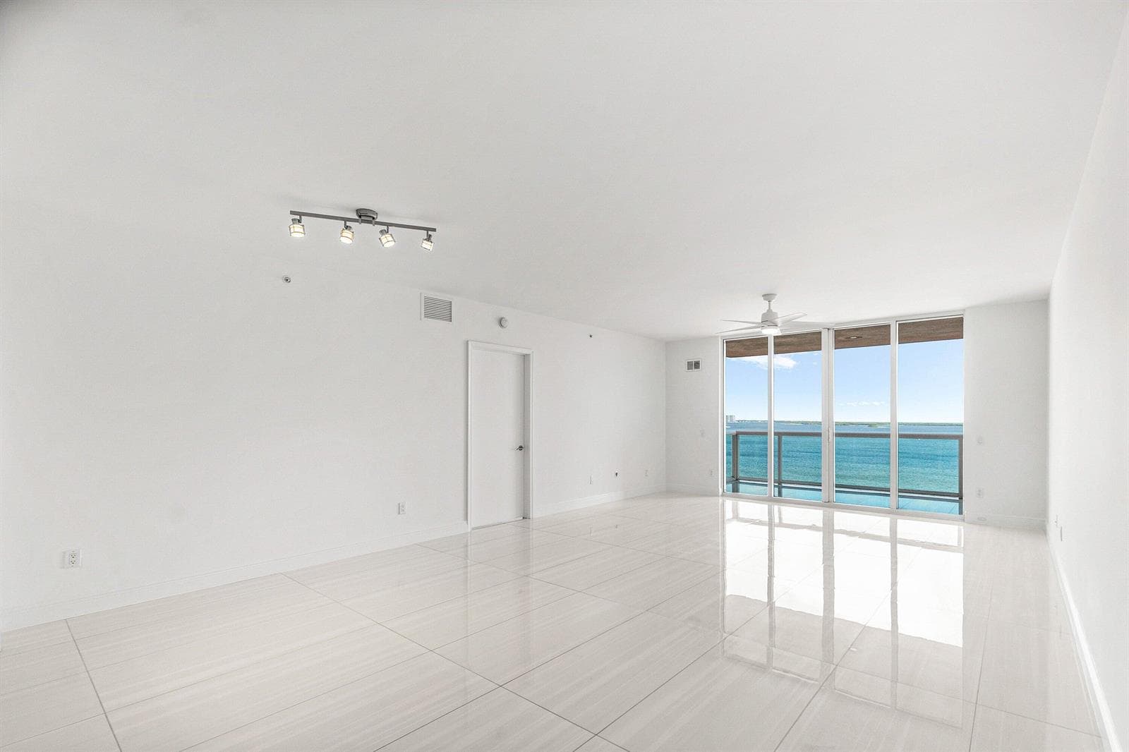 2650 Lake Shore Drive 1005 photo 4