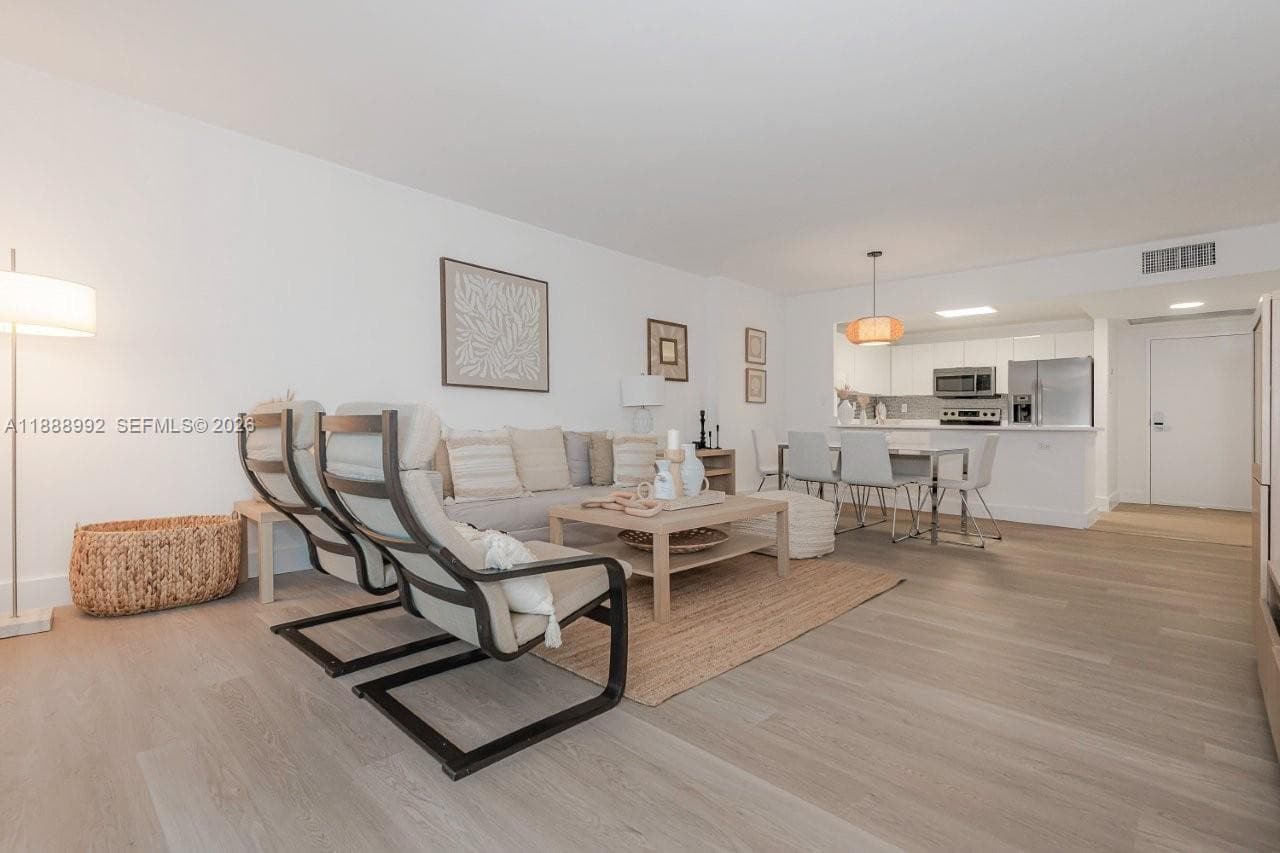 2301 Collins Ave 333 photo 6