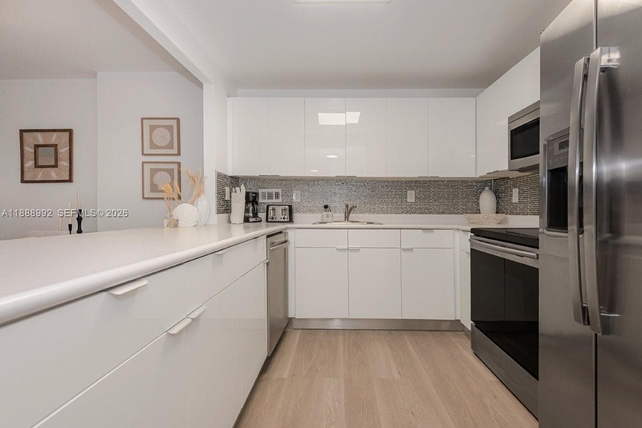 2301 Collins Ave 333 photo 16