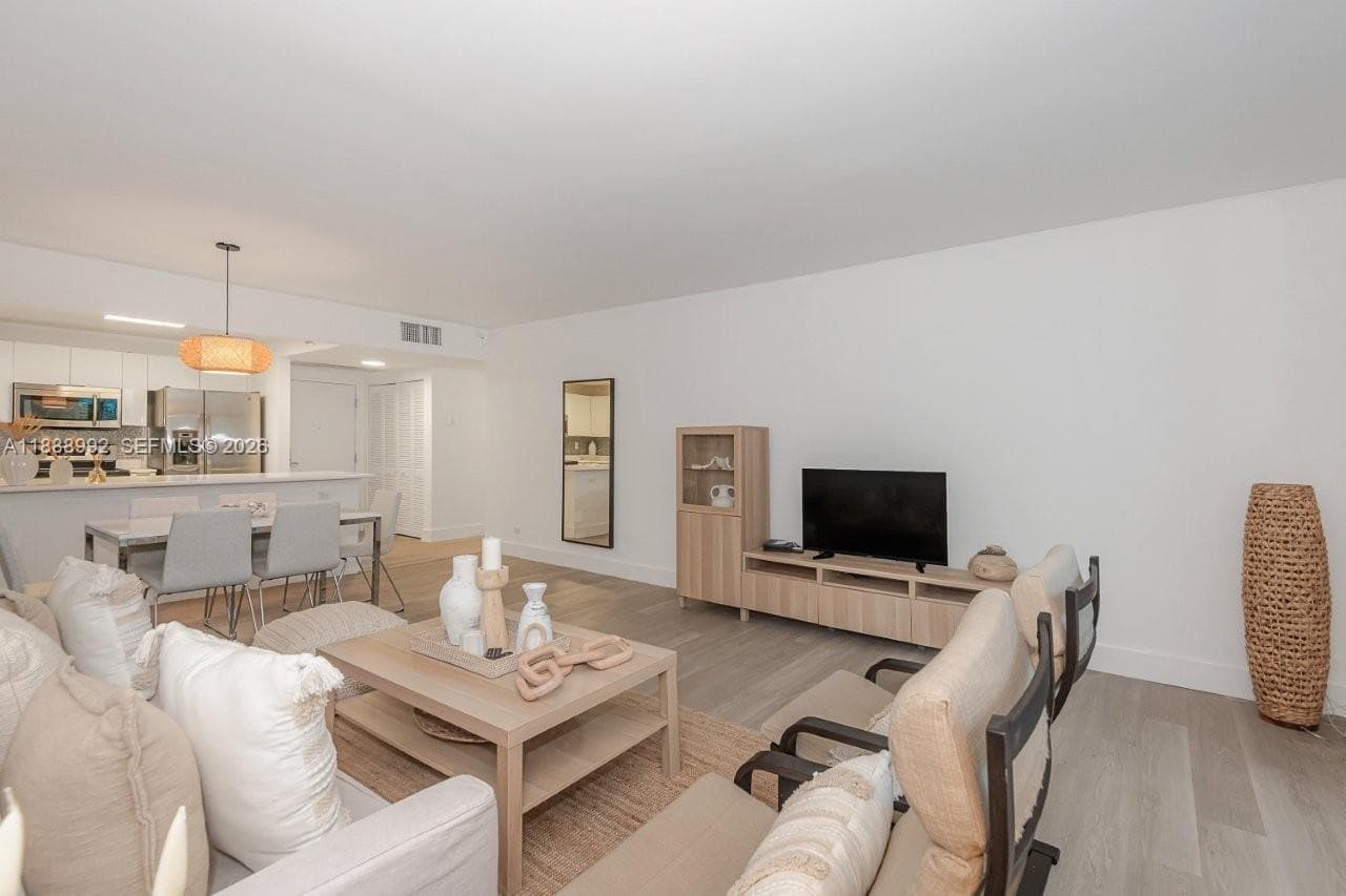 2301 Collins Ave 333 photo 7
