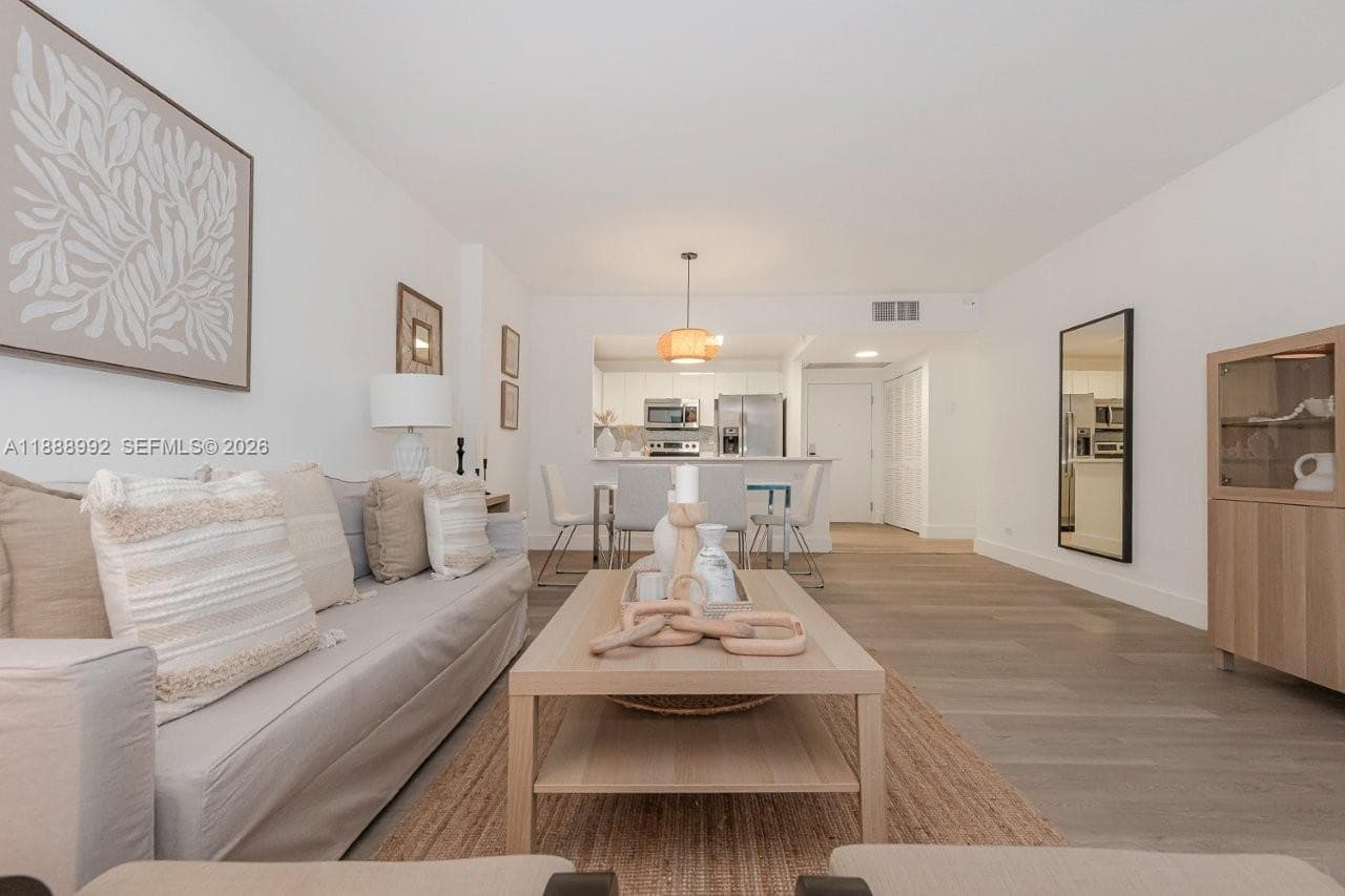 2301 Collins Ave 333 photo 5