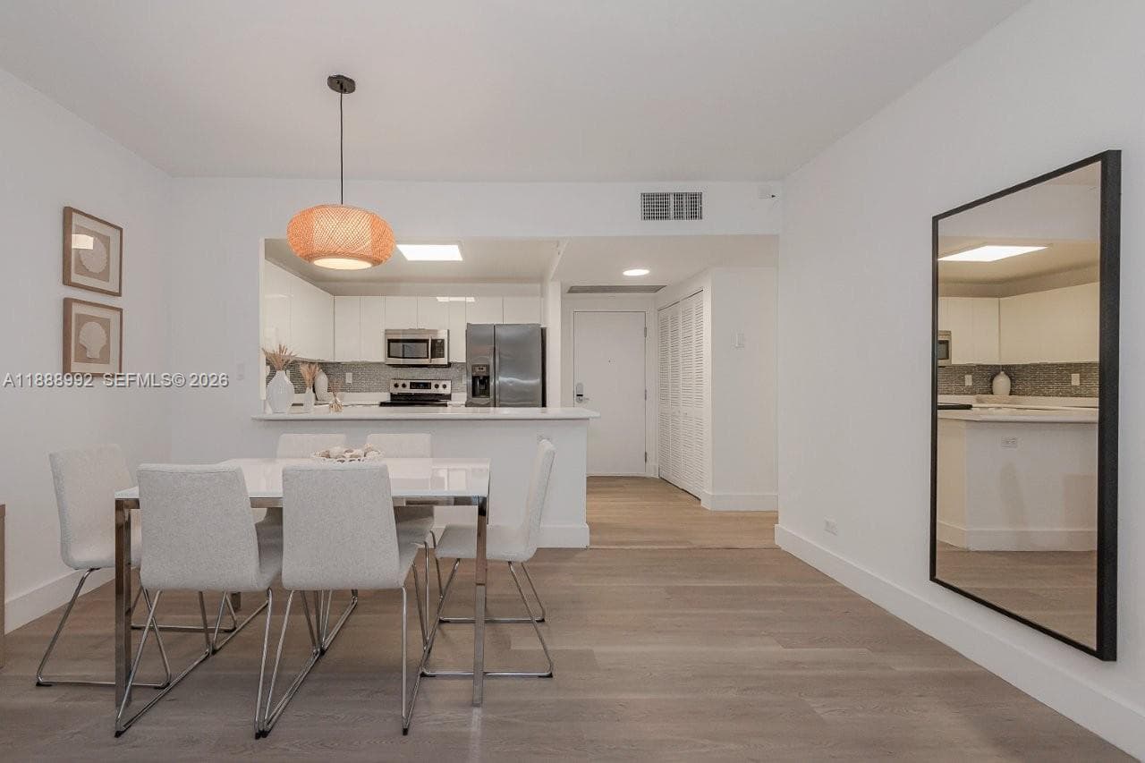 2301 Collins Ave 333 photo 9