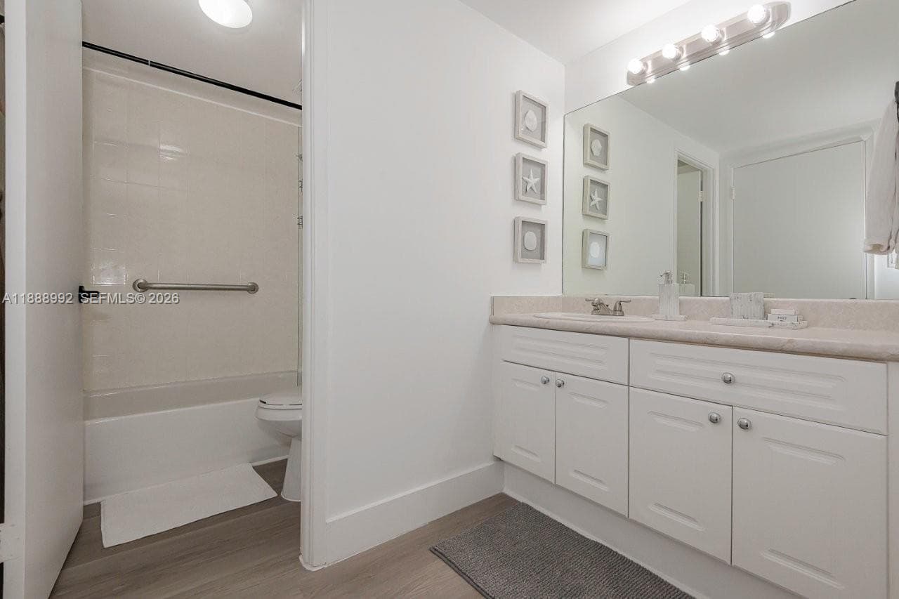 2301 Collins Ave 333 photo 24