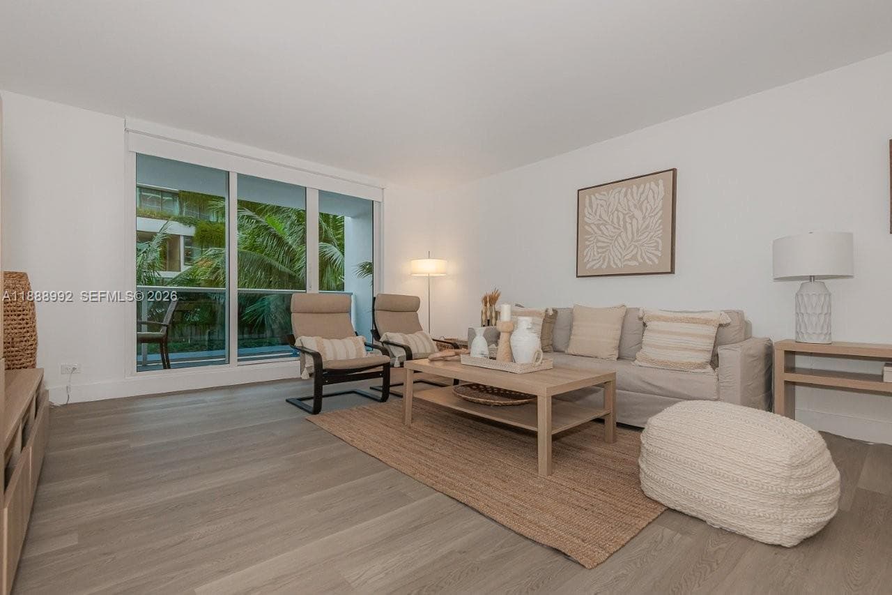 2301 Collins Ave 333 photo 4