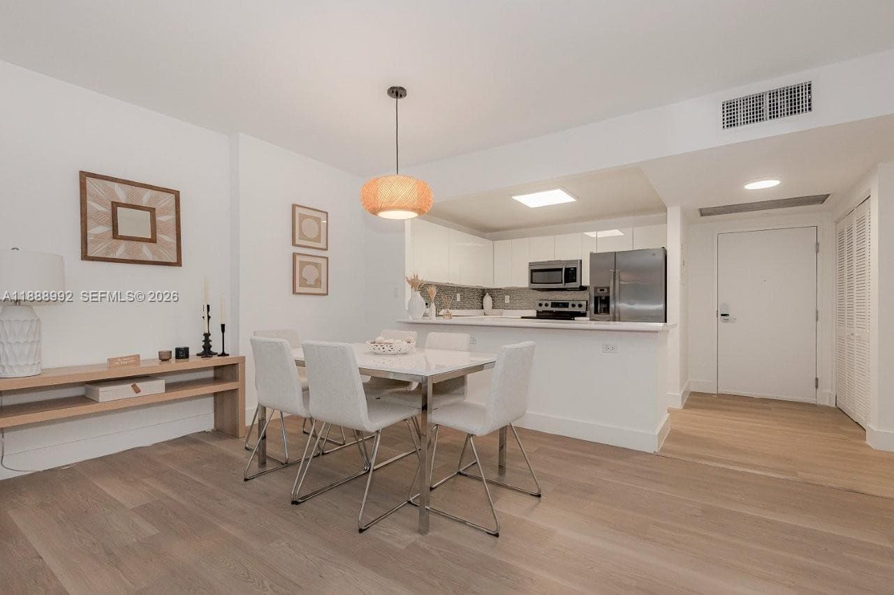 2301 Collins Ave 333 photo 8
