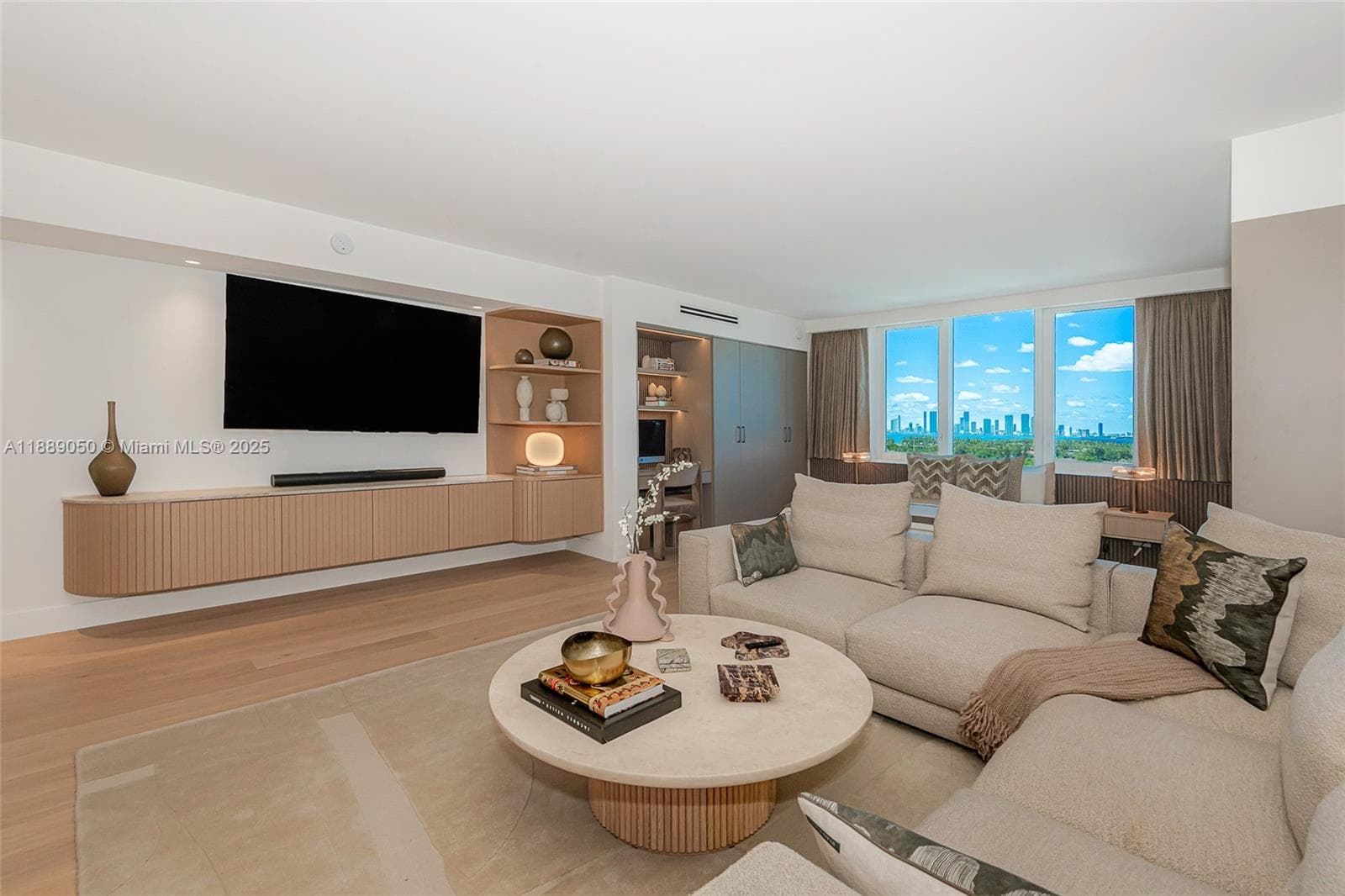 2301 Collins Ave 1527 photo 3
