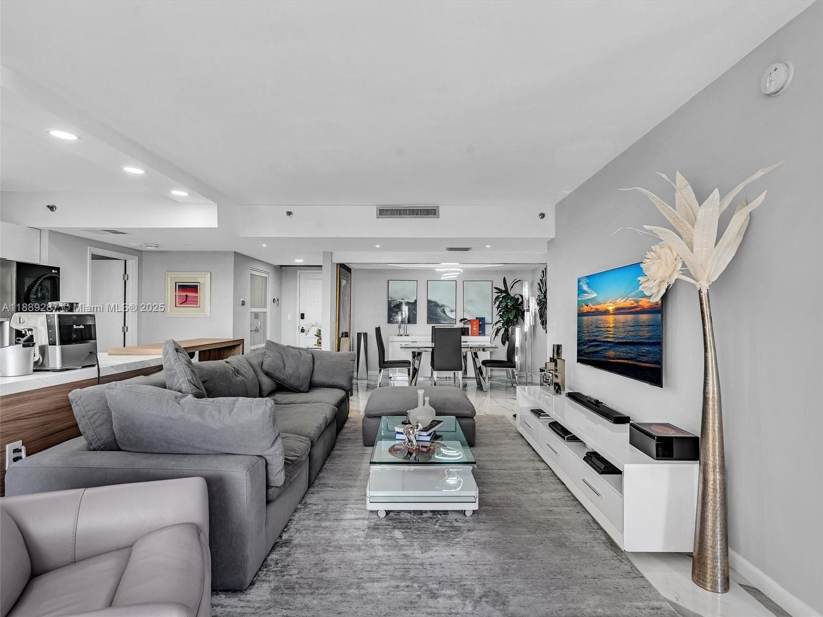 20191 E Country Club Dr 511 photo 9