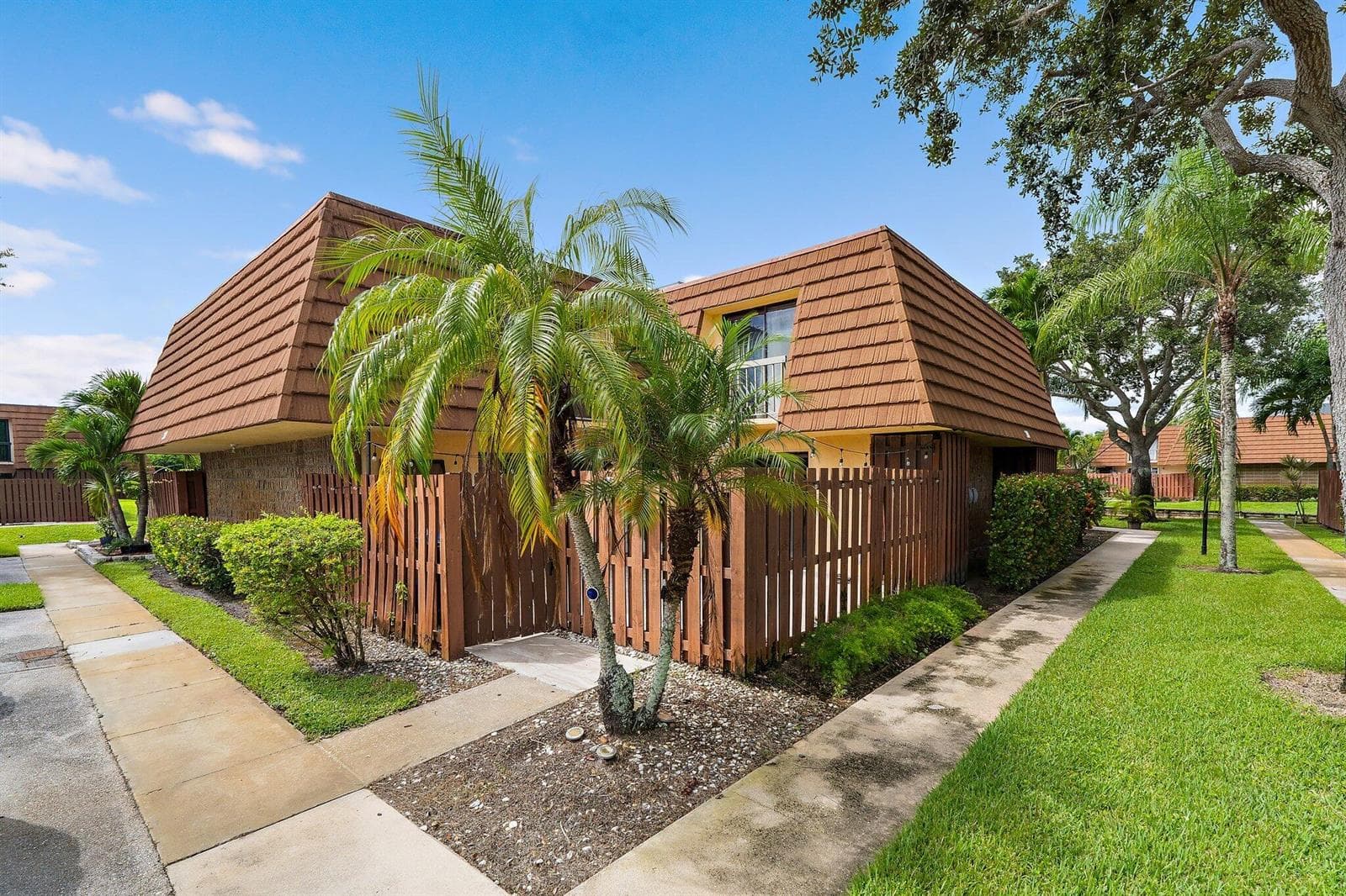 825 Center Street 30a photo 1