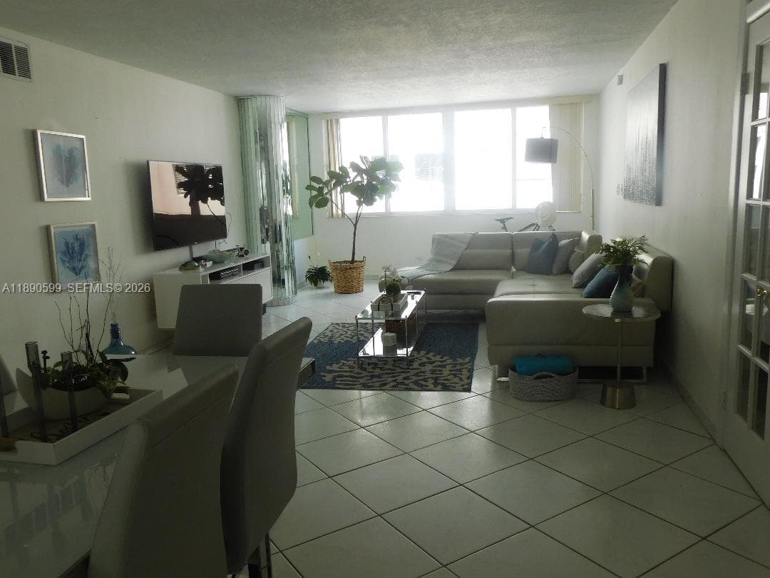 5005 Collins Ave 322 photo 4