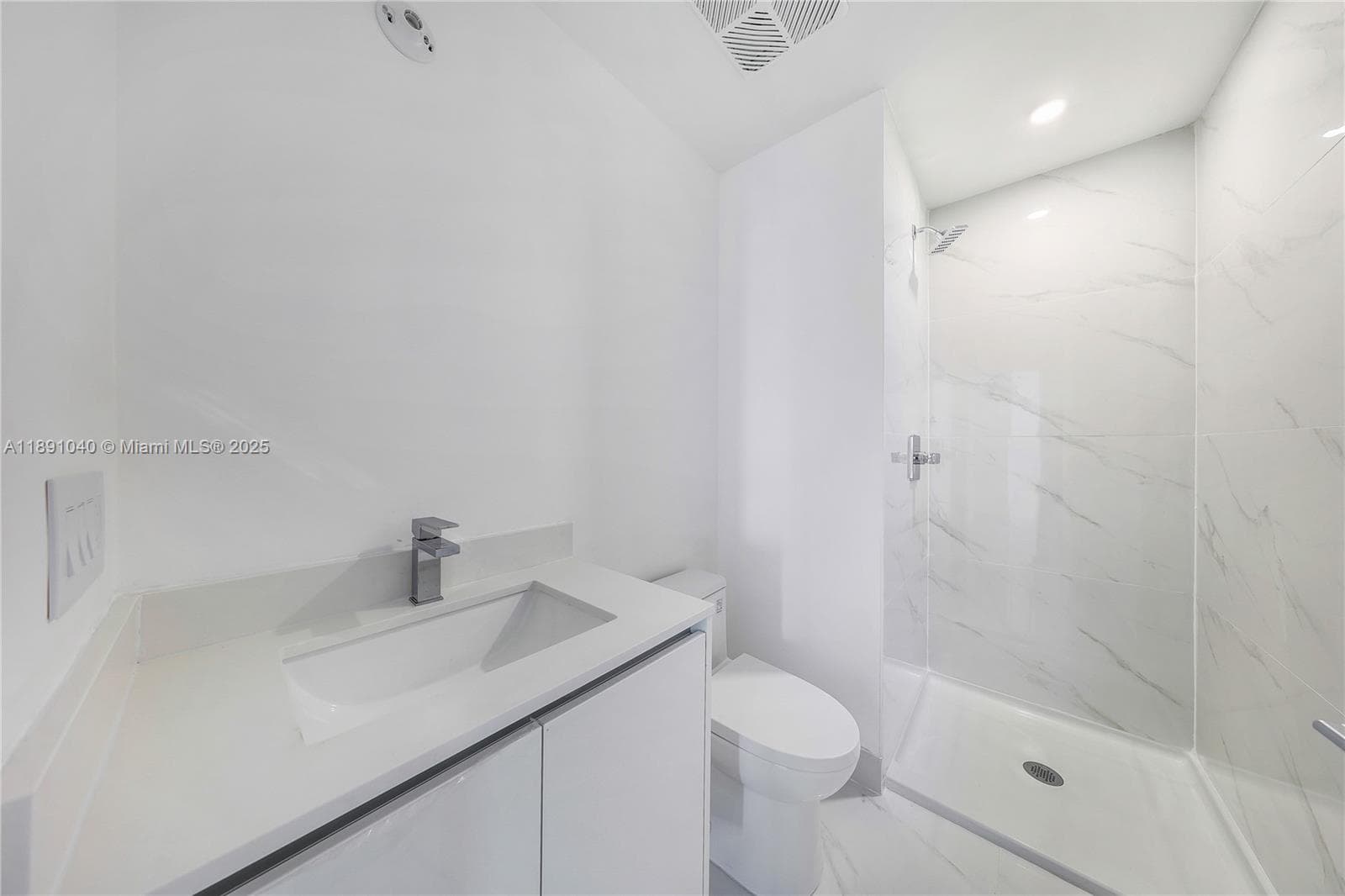 700 NE 24 St 3402 photo 5
