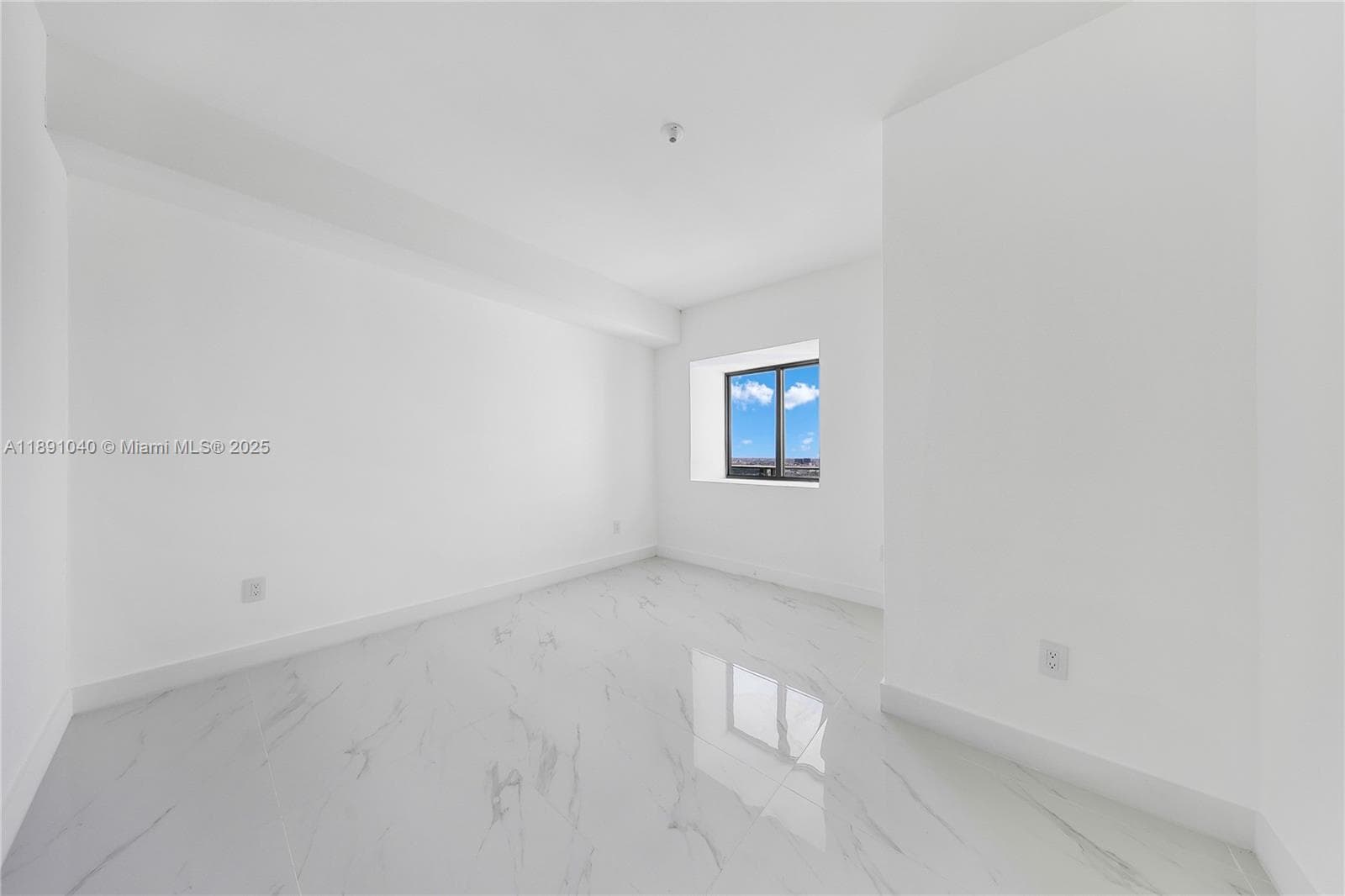 700 NE 24 St 3402 photo 8