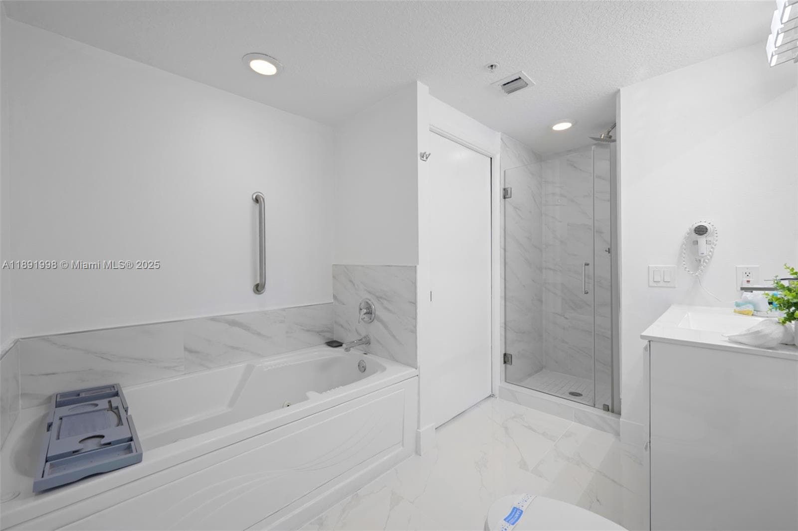 18100 N Bay Rd 708 photo 17
