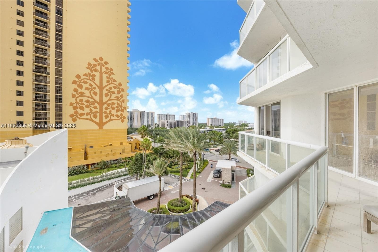 16425 Collins Ave 512 photo 3