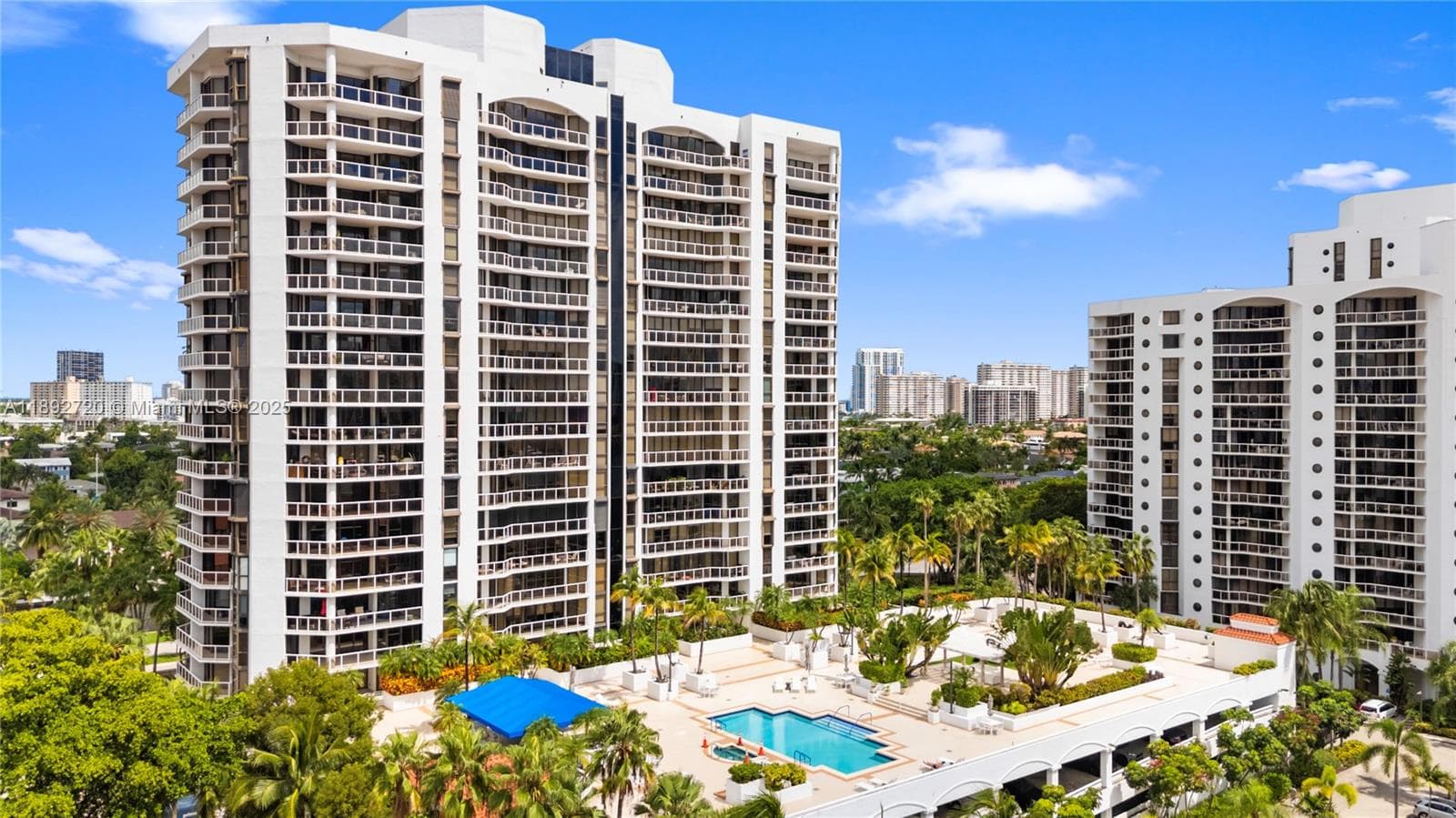 3598 Yacht Club Dr 1004 photo 2