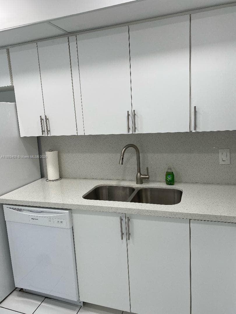 400 Kings Point Dr 328 photo 14