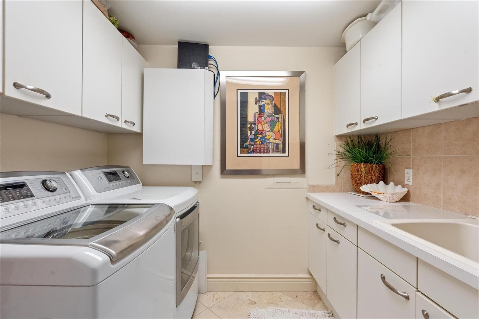 209 N Birch Road 401 photo 17
