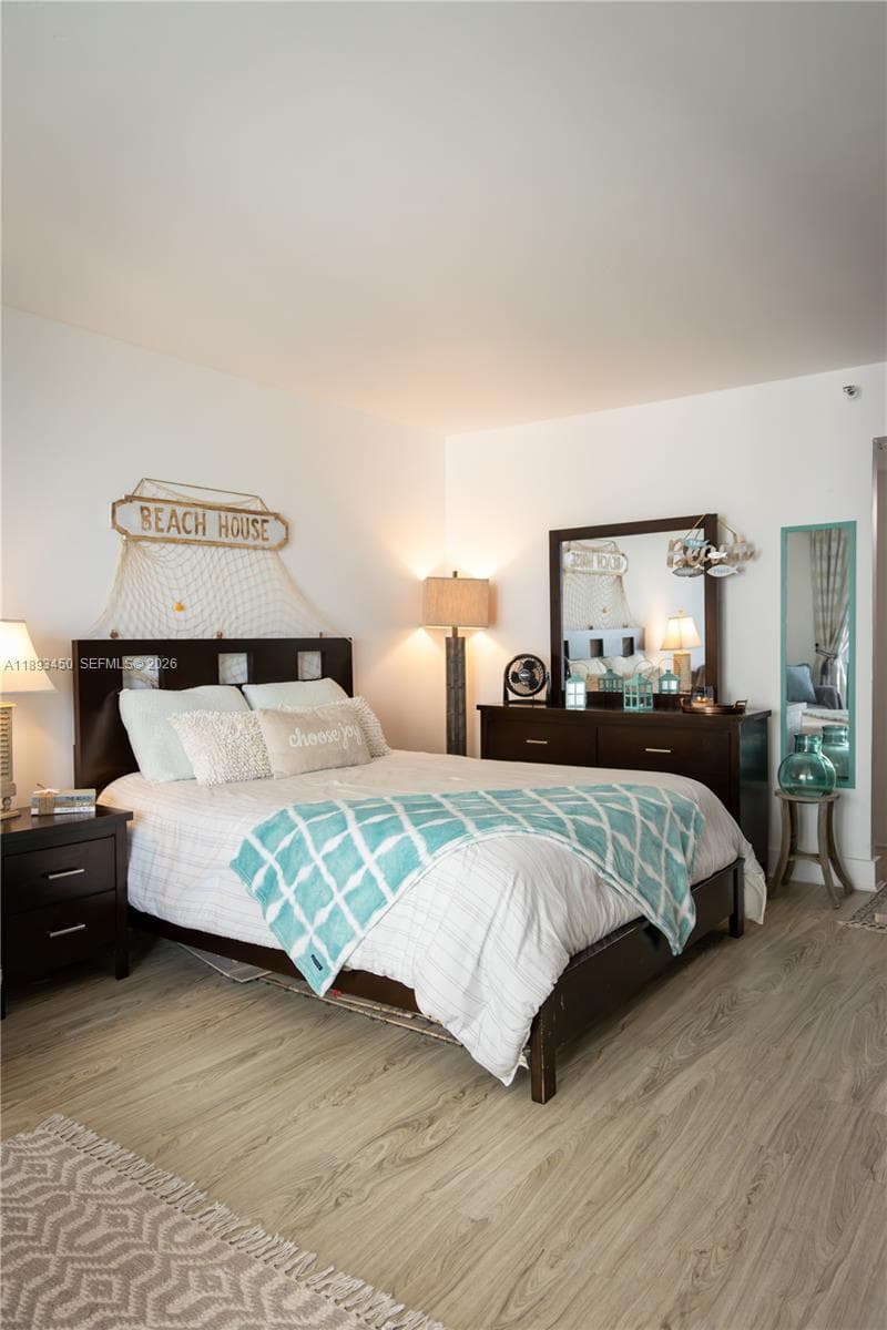 19201 Collins Ave 720 photo 7