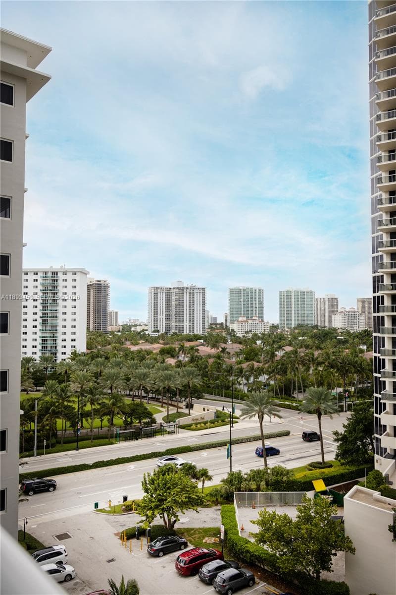 19201 Collins Ave 720 photo 4