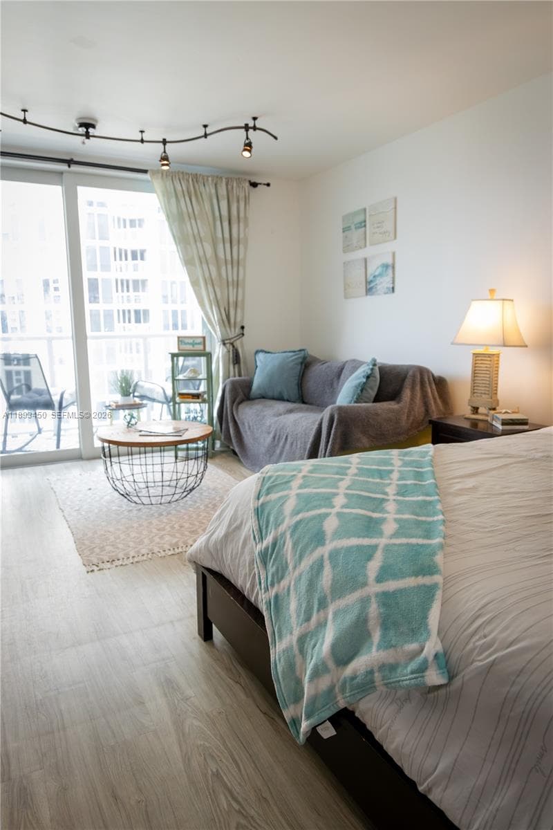 19201 Collins Ave 720 photo 8