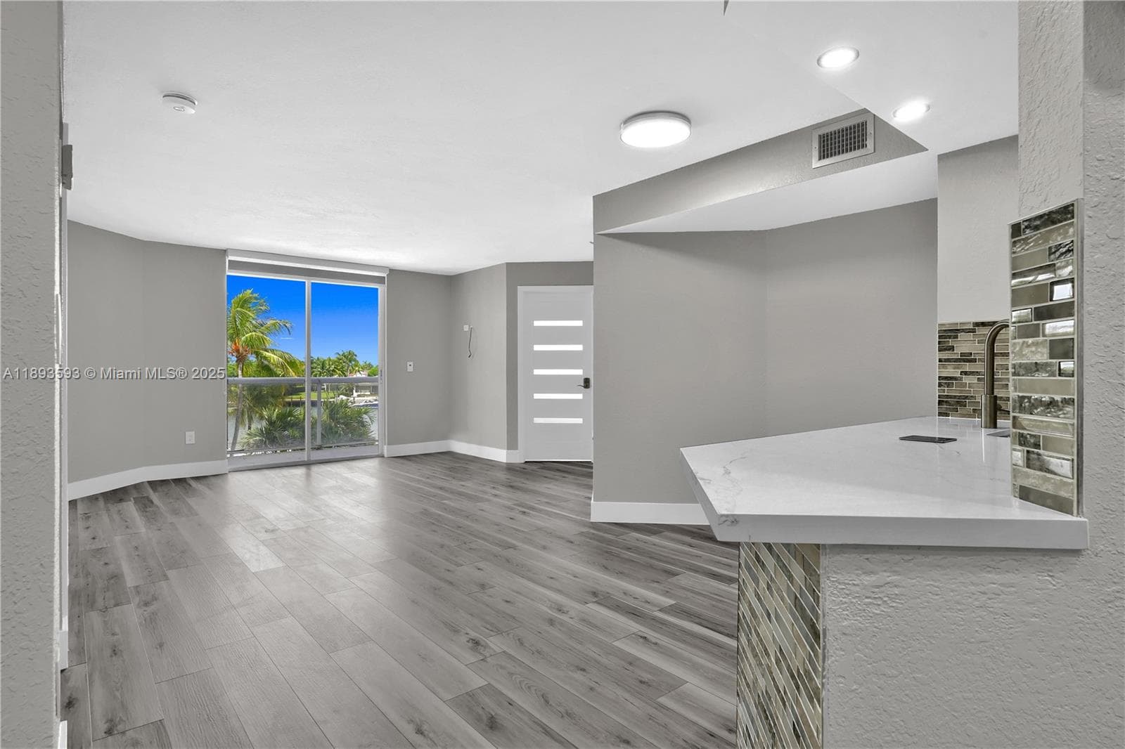 5880 Collins Ave 403 photo 2