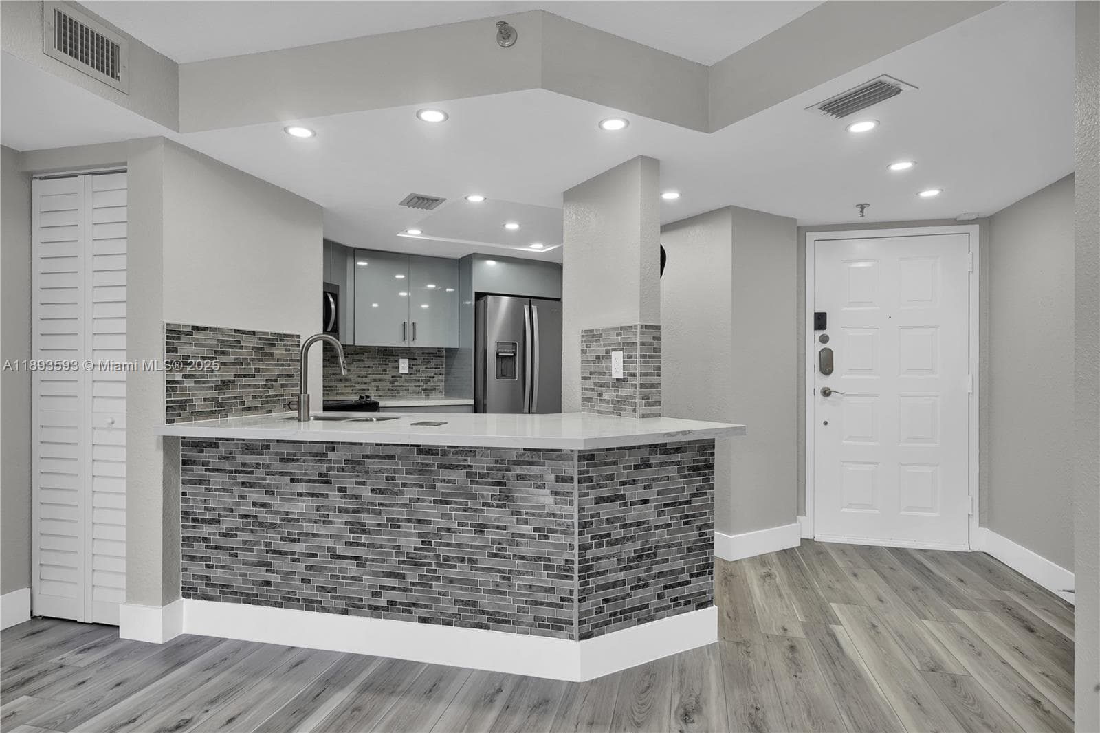 5880 Collins Ave 403 photo 5