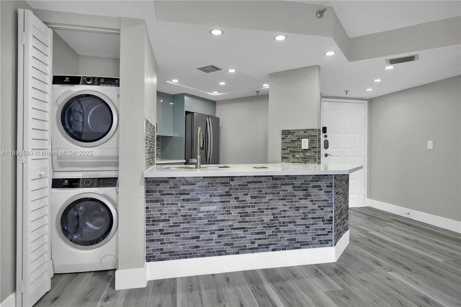 5880 Collins Ave 403 photo 10