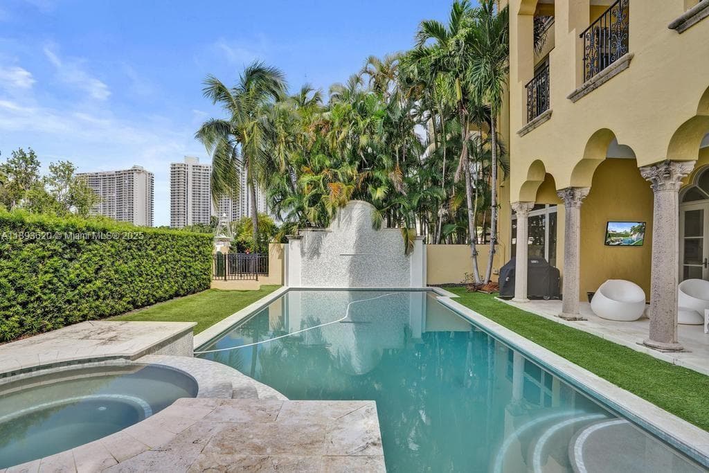 1516 Island Blvd photo 3