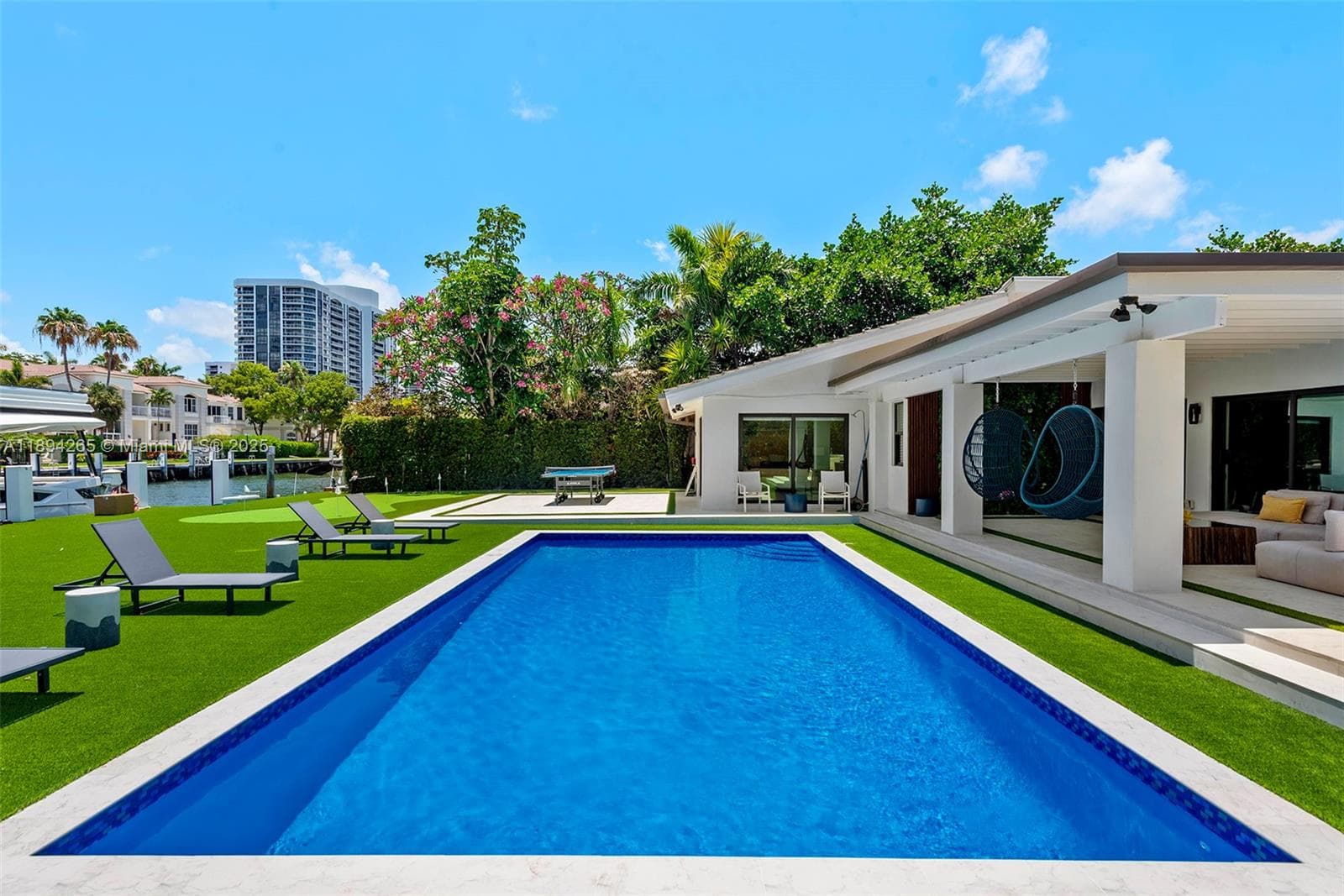 207 Holiday Dr photo 12