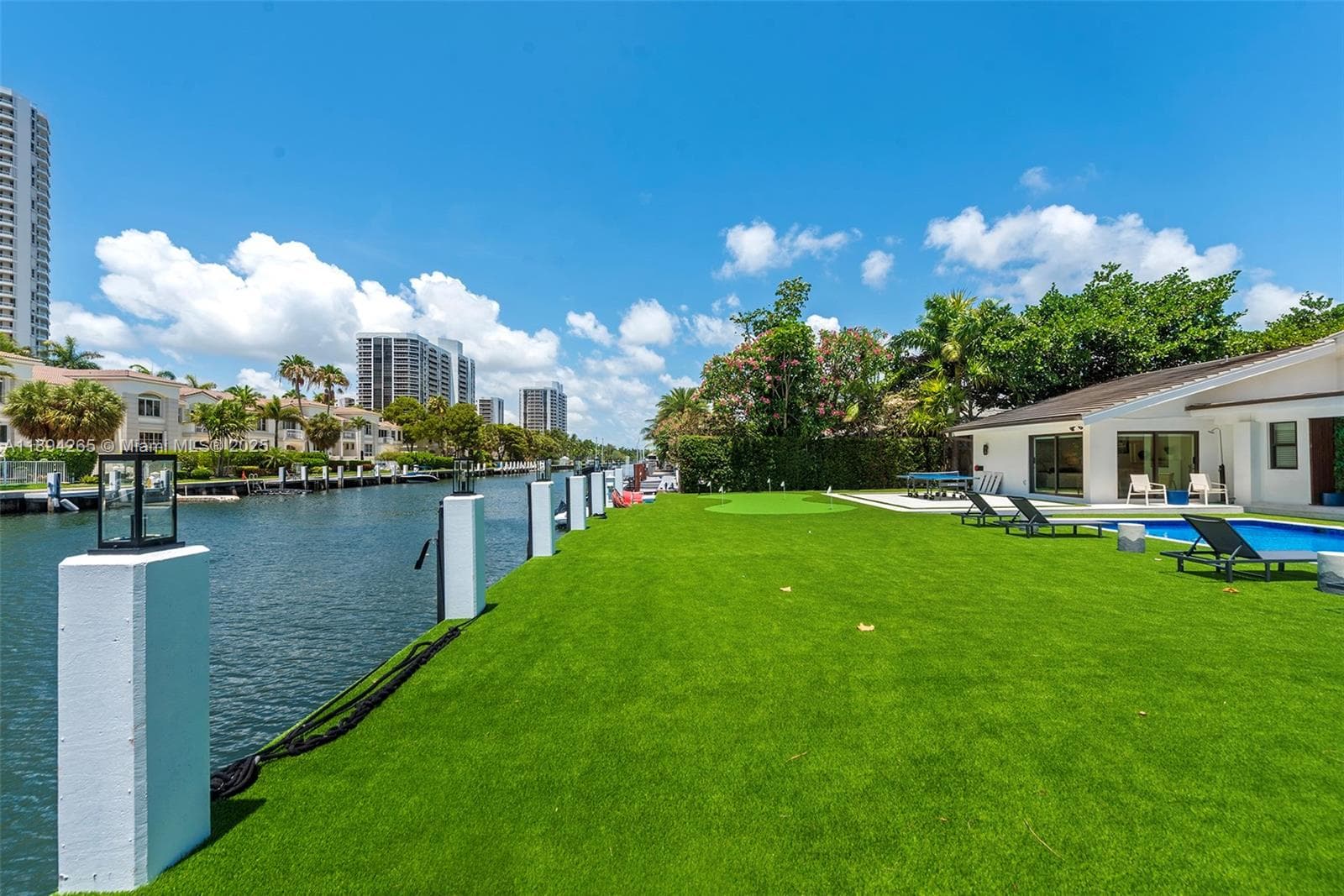 207 Holiday Dr photo 11