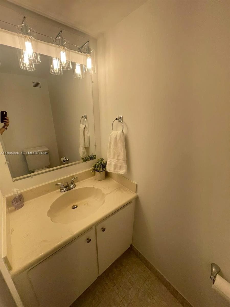 800 Parkview Dr 605 photo 10
